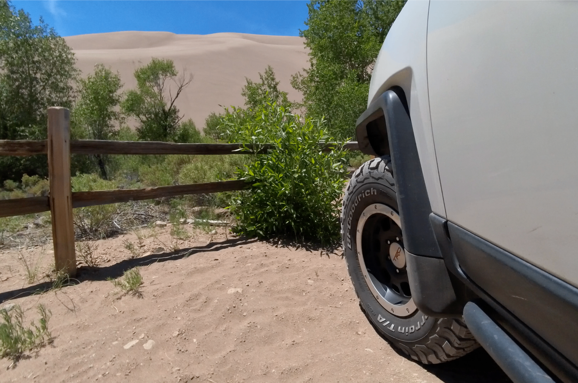 Side profile of the white FJ Cruiser on the trail.